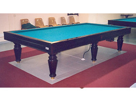 <b>ESTRUCTURA: </b>Metálica.<br /><b>PATAS:</b> Cuatro (2.20x1.10) ó Seis (2.54x1.27). Madera. Torneadas. Con niveladores.<br /><b>PRESENTACIÓN:</b> Barnizado. Color: caoba.<br /><b>PIZARRAS:</b> 3 piezas de 45 mm. Bastidor madera.<br /><b>GOMA BANDA:<