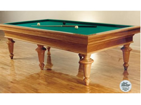 <b>ESTRUCTURA:</b> Madera.<br /><b>PATAS:</b> Cuatro (2.20x1.10) ó Seis (2.54x1.27). Torneadas. Con niveladores.<br /><b>PRESENTACIÓN:</b> Barnizado. Color: caoba/nogal.<br /><b>PIZARRAS:</b> 3 piezas de 30 mm. Bastidor madera.<br /><b>GOMA BANDA:</b> A